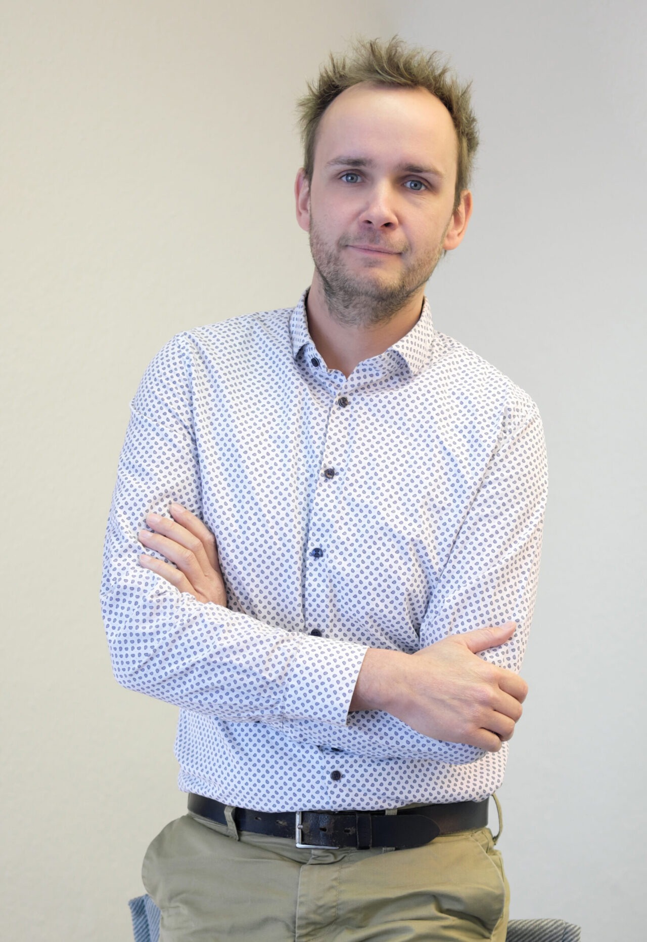 Mann mit gekreuzten Armen, Hemd