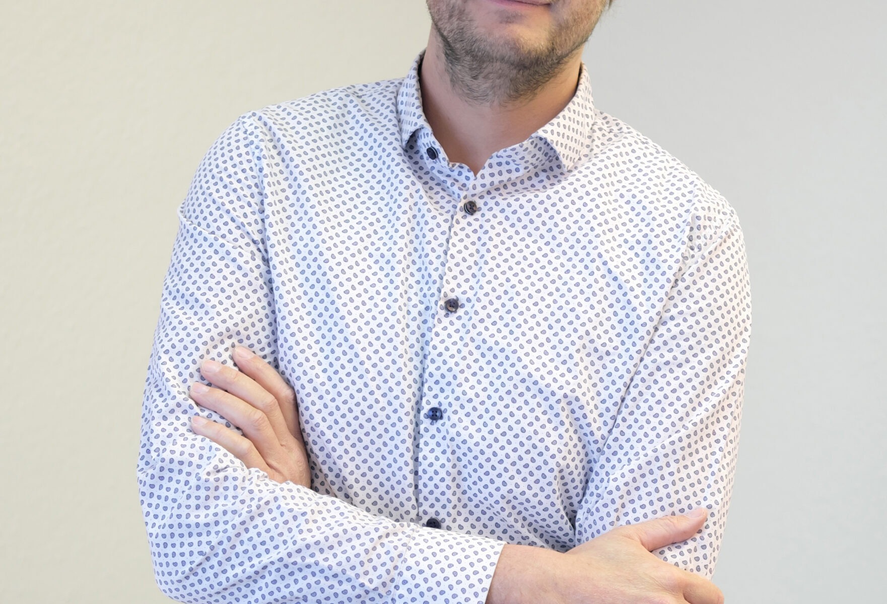 Mann mit gekreuzten Armen, Hemd