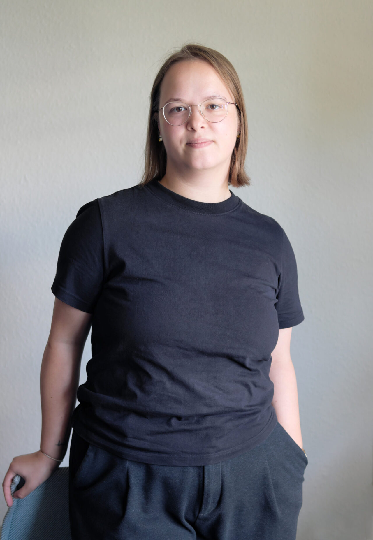 Person in schwarzem T-Shirt und Hose