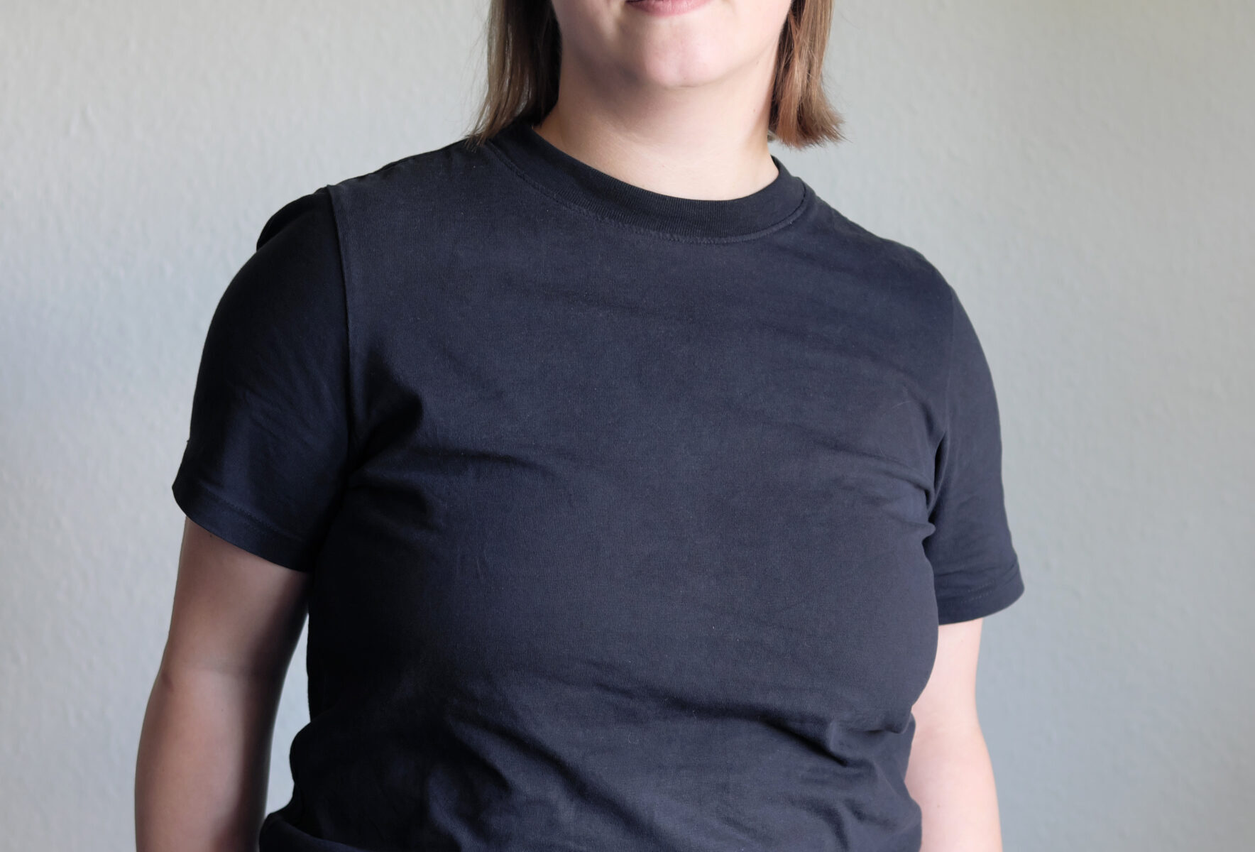 Person in schwarzem T-Shirt und Hose